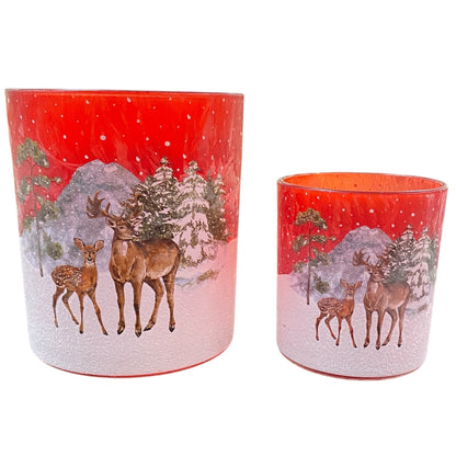 Roter Teelichthalter mit winterlicher Landschaft und Hirschmotiv, erhältlich in zwei Größen.