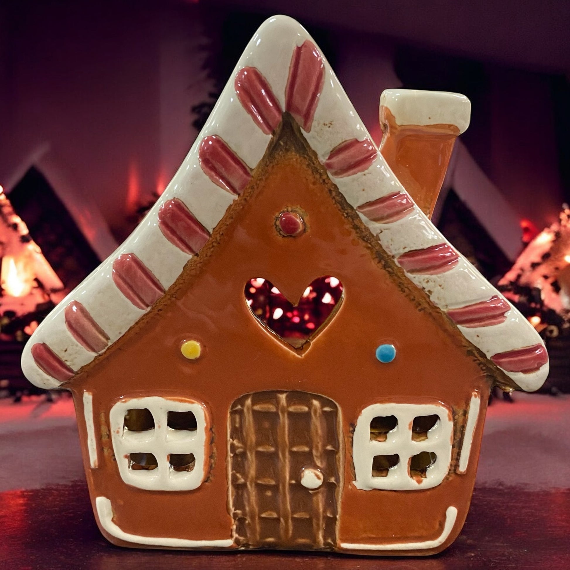 Kleines Formano Lebkuchenhaus Windlicht aus Keramik, mit Herzfenster und weihnachtlicher Beleuchtung.