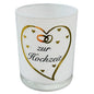 Weißes Glaswindlicht mit goldenem Herzmotiv, kleinen Herzsymbolen und dem Schriftzug „zur Hochzeit“ vor weißem Hintergrund.