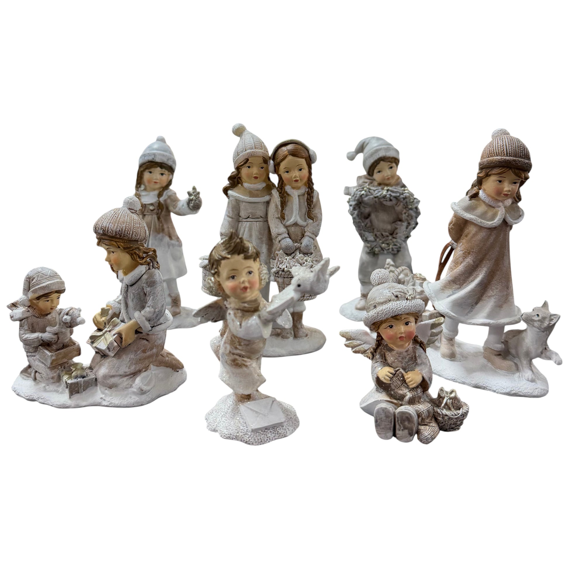 Mehrere dekorative Figuren zeigen verschiedene Kinder in winterlicher Kleidung mit unterschiedlichen Motiven auf einer neutralen Fläche.