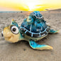Eine Keramik Deko-Schildkröte blau mit Baby auf dem Rücken liegend im Ambiente