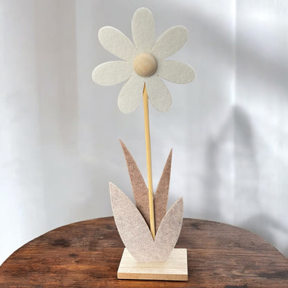 Beige Dekoaufsteller Blume aus Filz & Holz in zarten Naturtönen im Ambiente