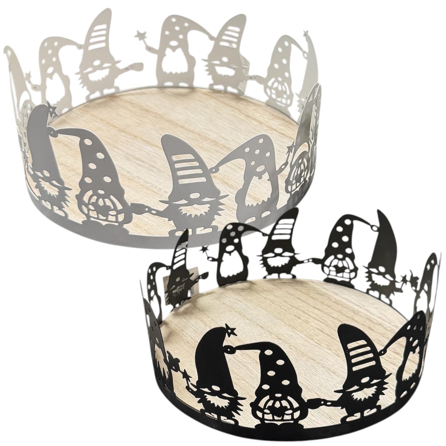 Ein rundes Dekotablett mit hellem Holzboden und filigranem Metallrand zeigt umlaufende Wichtel-Silhouetten in Schwarz und Weiß als verspieltes, winterliches Design.