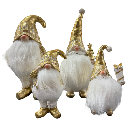 Vier Wichtel in unterschiedlichen Größen mit goldenen Mützen, goldenen Schuhen und weißen Bärten sind nebeneinander auf neutralem Hintergrund angeordnet.