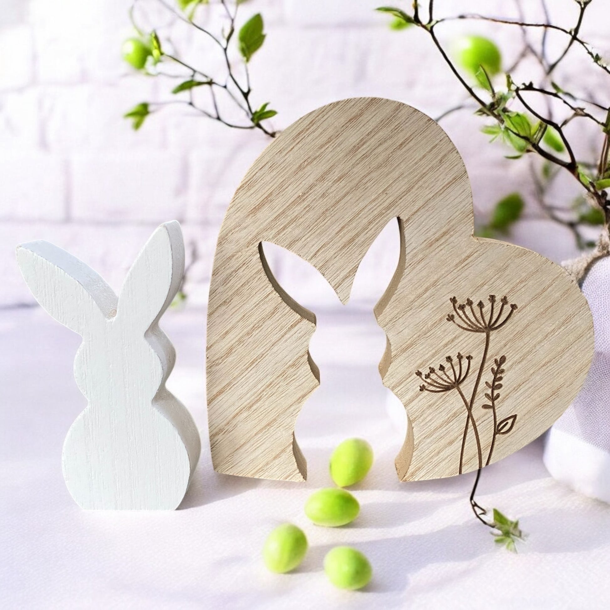 Deko Holzherz mit weißem Osterhasen stehend, den man herausnehmen kann und Blumengravur, im Ambiente