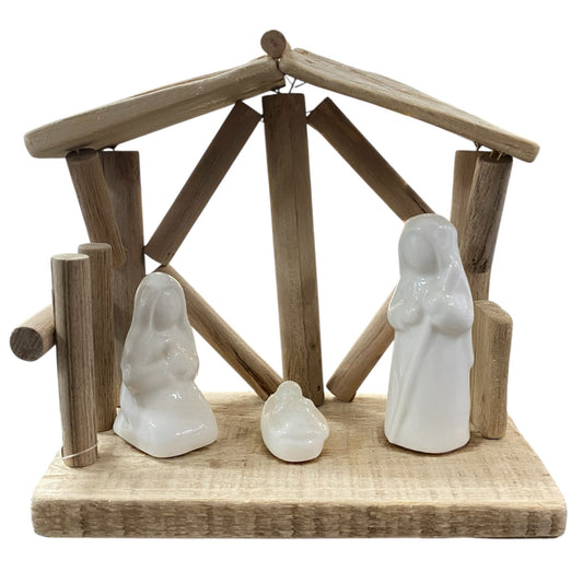 Schlichte Weihnachtskrippe aus Holz mit weißen Keramikfiguren von Maria, Josef und Jesuskind.