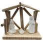 Schlichte Weihnachtskrippe aus Holz mit weißen Keramikfiguren von Maria, Josef und Jesuskind.