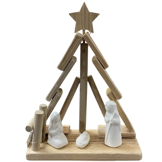 Weihnachtskrippe aus Holz in Tannenbaumform mit weißen Keramikfiguren von Maria, Josef und Jesuskind.