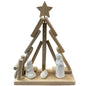 Weihnachtskrippe aus Holz in Tannenbaumform mit weißen Keramikfiguren von Maria, Josef und Jesuskind.