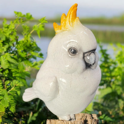 Creme-weiße Dekofigur Kakadu aus Kunststein von Gilde mit orangefarbener Federkrone im Ambiente