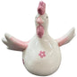Dekoratives Keramik-Huhn in Cremeweiß mit rosa Details an Kamm, Flügeln und Schnabel. Die glänzende Oberfläche und kleine Blütenmotive verleihen der Figur einen verspielten, frühlingshaften Look.