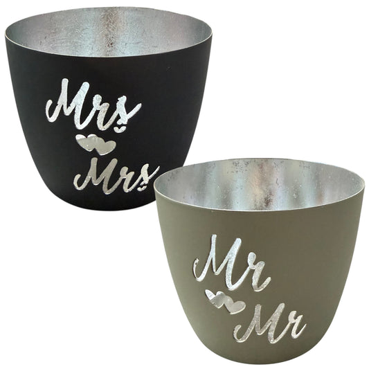 Zwei dekorative Windlichter aus Metall mit den Schriftzügen „Mr & Mr“ und „Mrs & Mrs“ in moderner Optik.