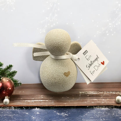 Kleiner Schutzengel aus Keramik im Ambiente platziert