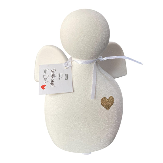 Keramik Schutzengel mit kleinem goldenem Herz vor weißem Hintergrund