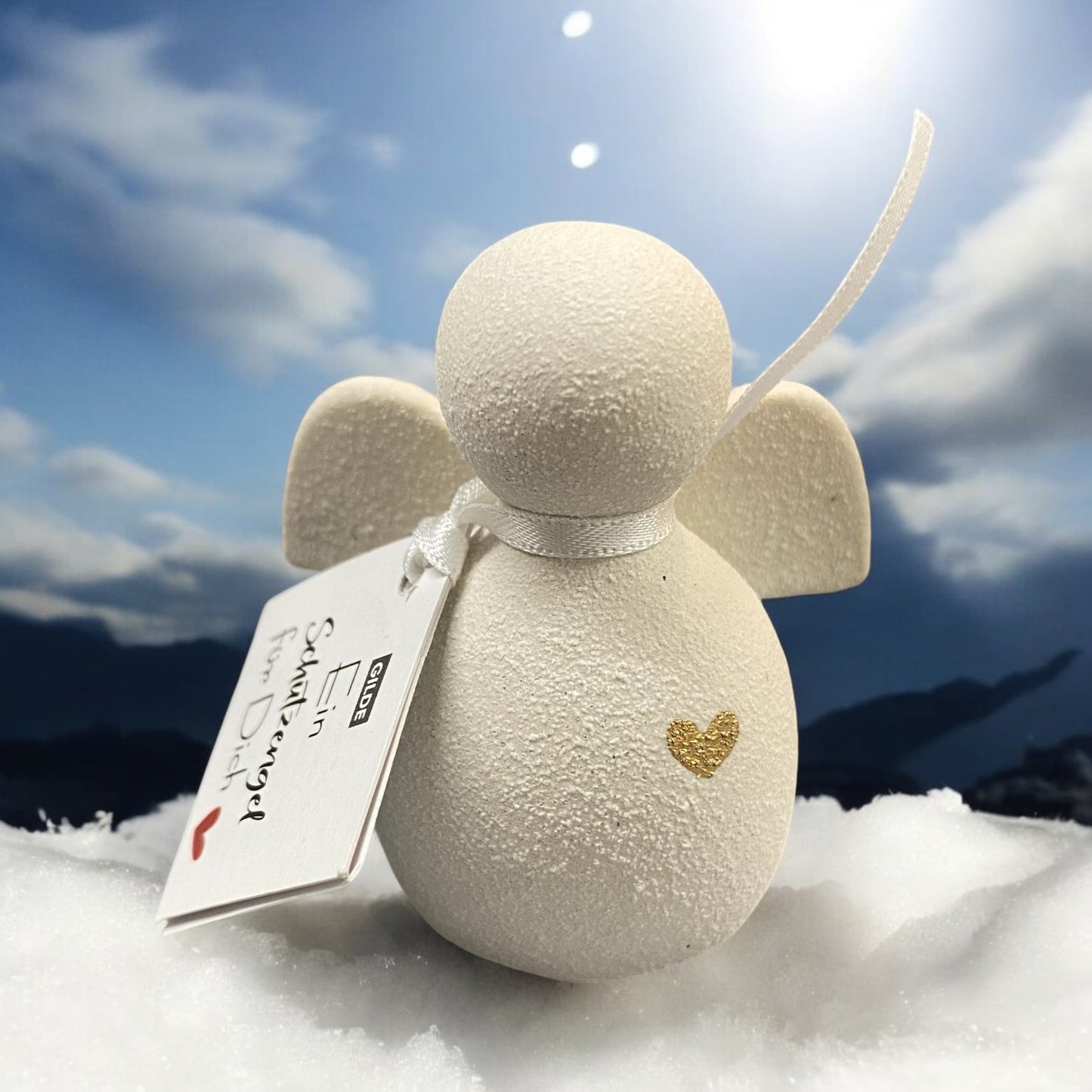 Kleiner Schutzengel aus Keramik im Ambiente platziert