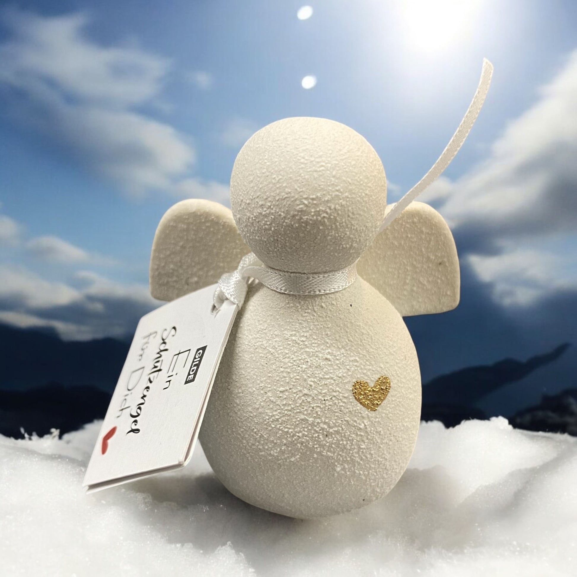 Kleiner Schutzengel aus Keramik im Ambiente platziert