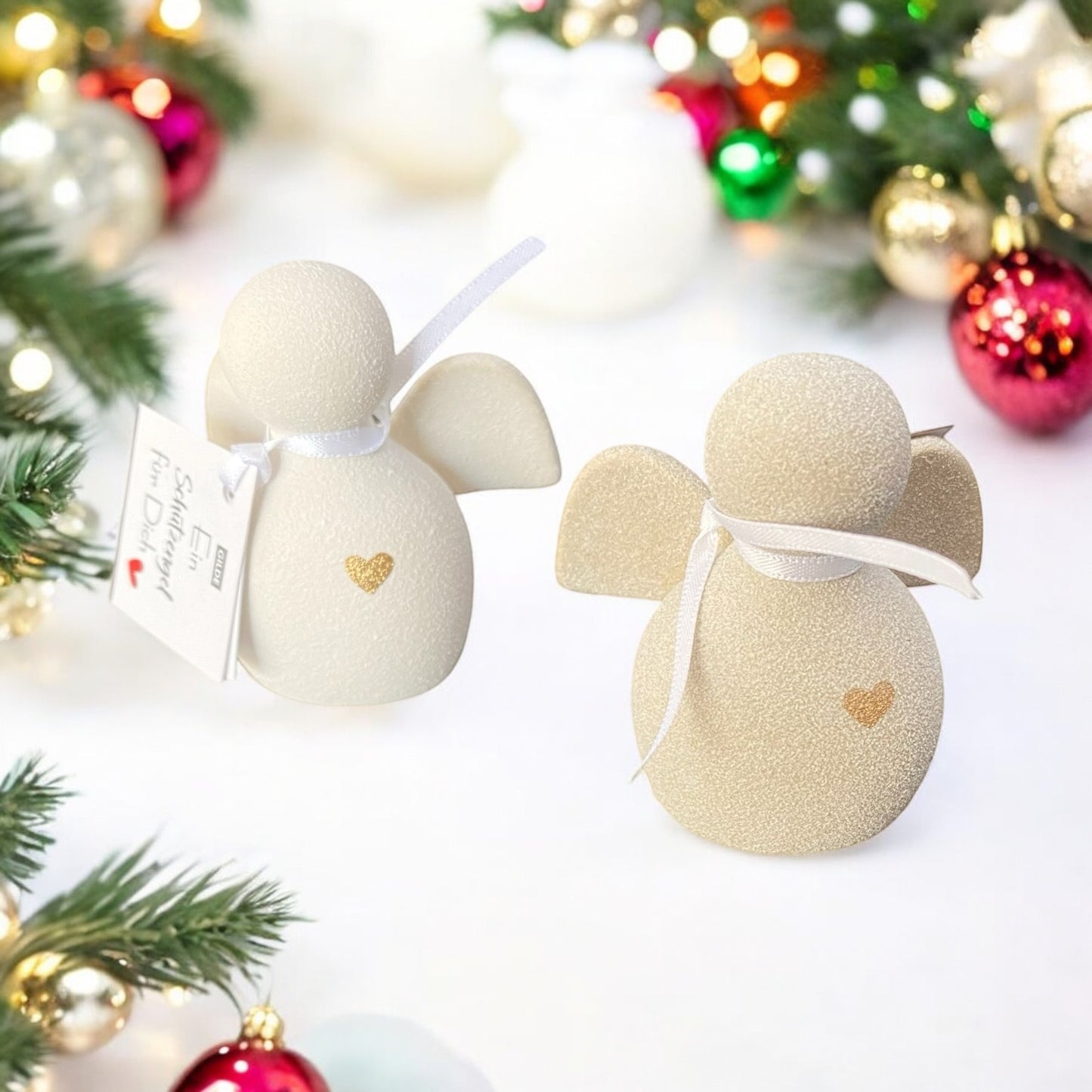 Kleine Schutzengel aus Keramik in zwei verschiedenen Farben im Ambiente platziert