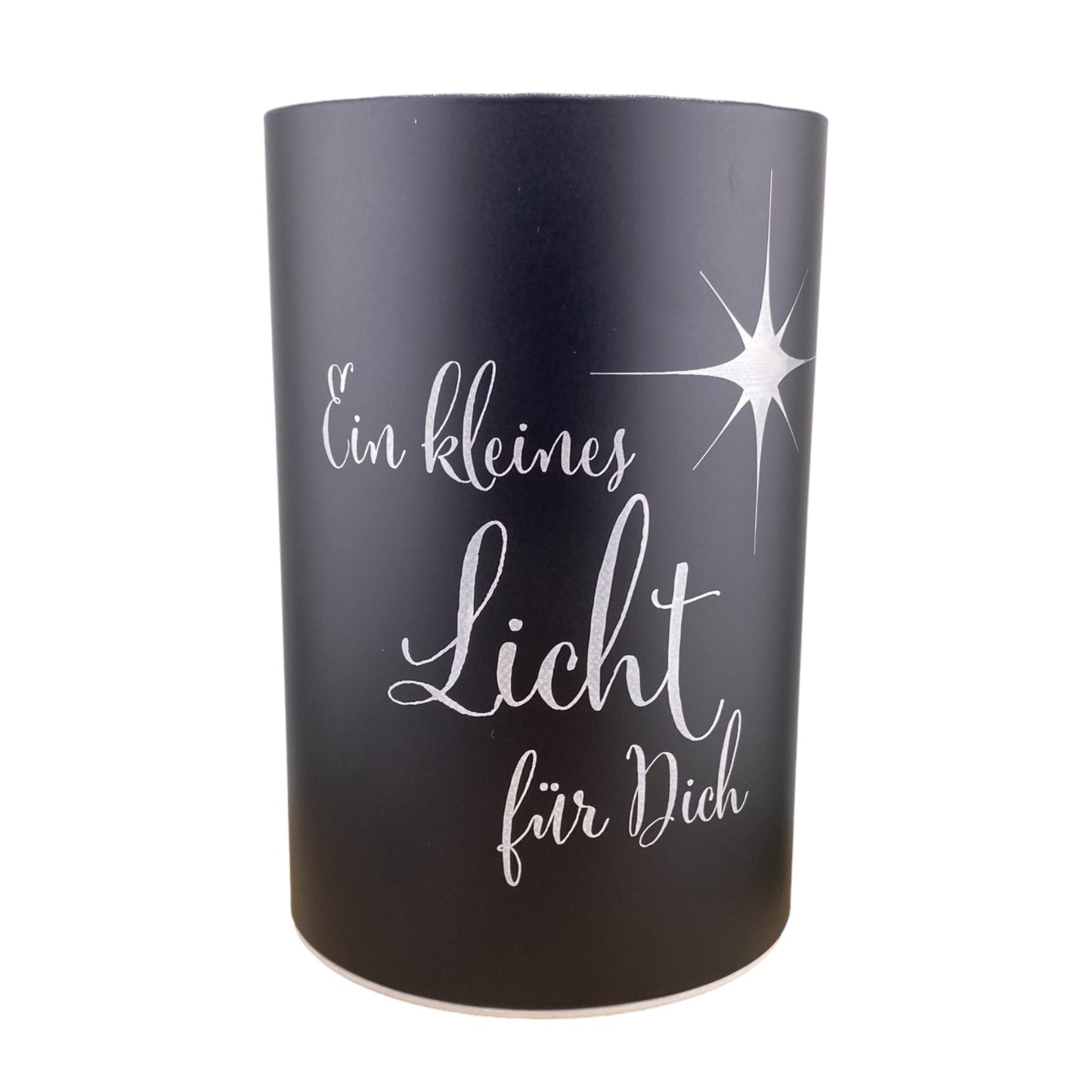 Eine schwarze LED Dekolicht Säule mit Spruch "Ein kleines Licht für Dich!" und kleinem Stern ist 15,5 cm groß und vor weißem Hintergrund platziert.