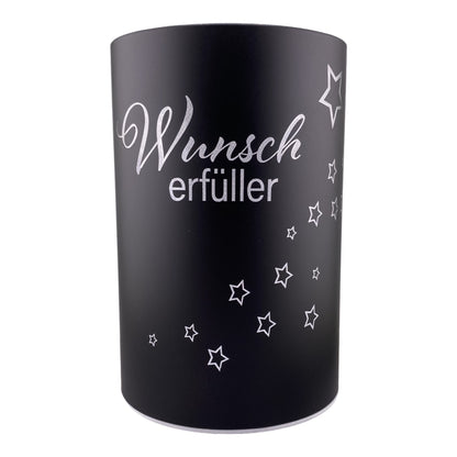 Eine schwarze LED Dekolicht Säule mit Spruch "Wunscherfüller" und kleinem Stern ist 15 cm groß und vor weißem Hintergrund platziert.