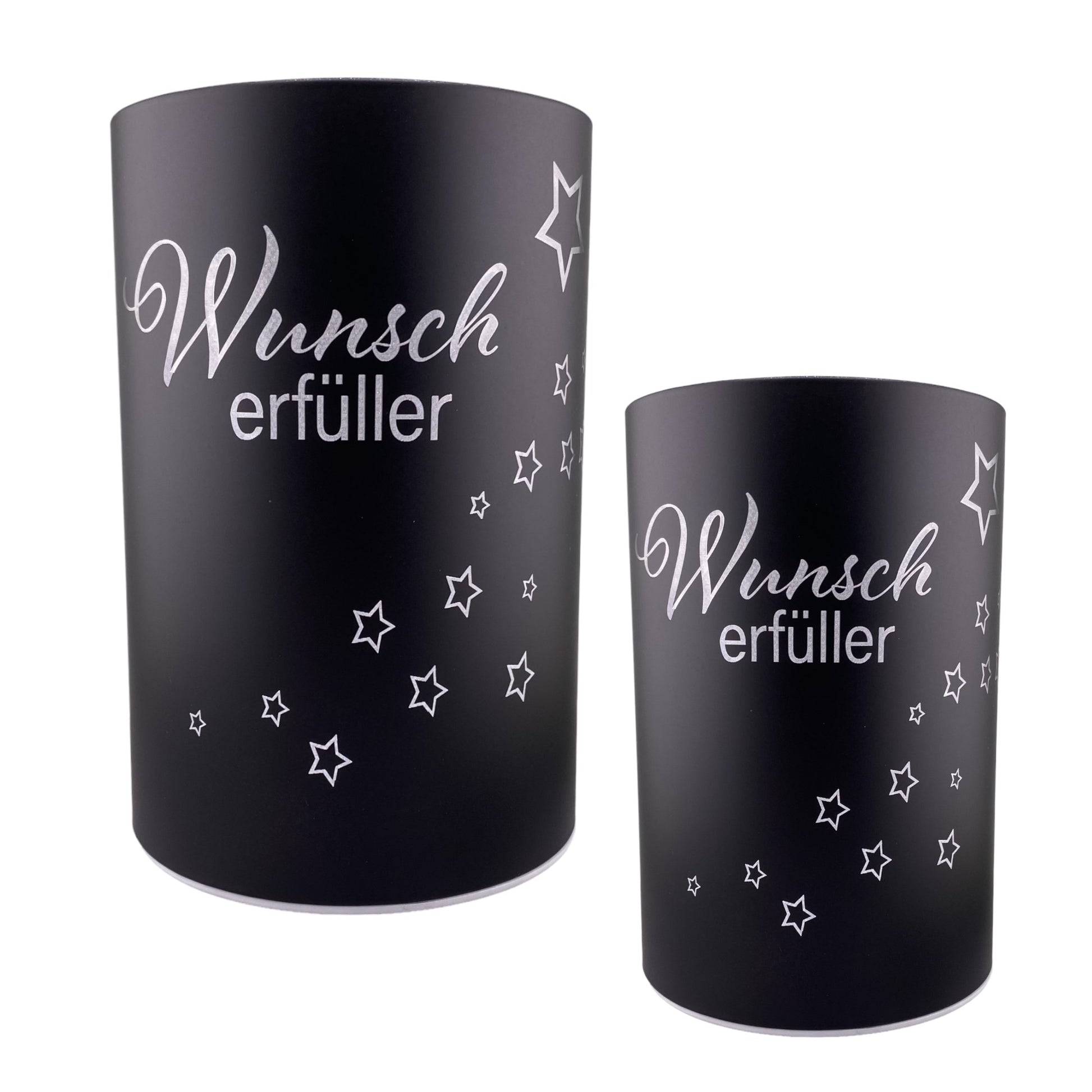 Zwei schwarze LED Dekolicht Säulen mit Spruch "Wunscherfüller" und kleinem Stern sind unterschiedlich groß und vor weißem Hintergrund platziert.