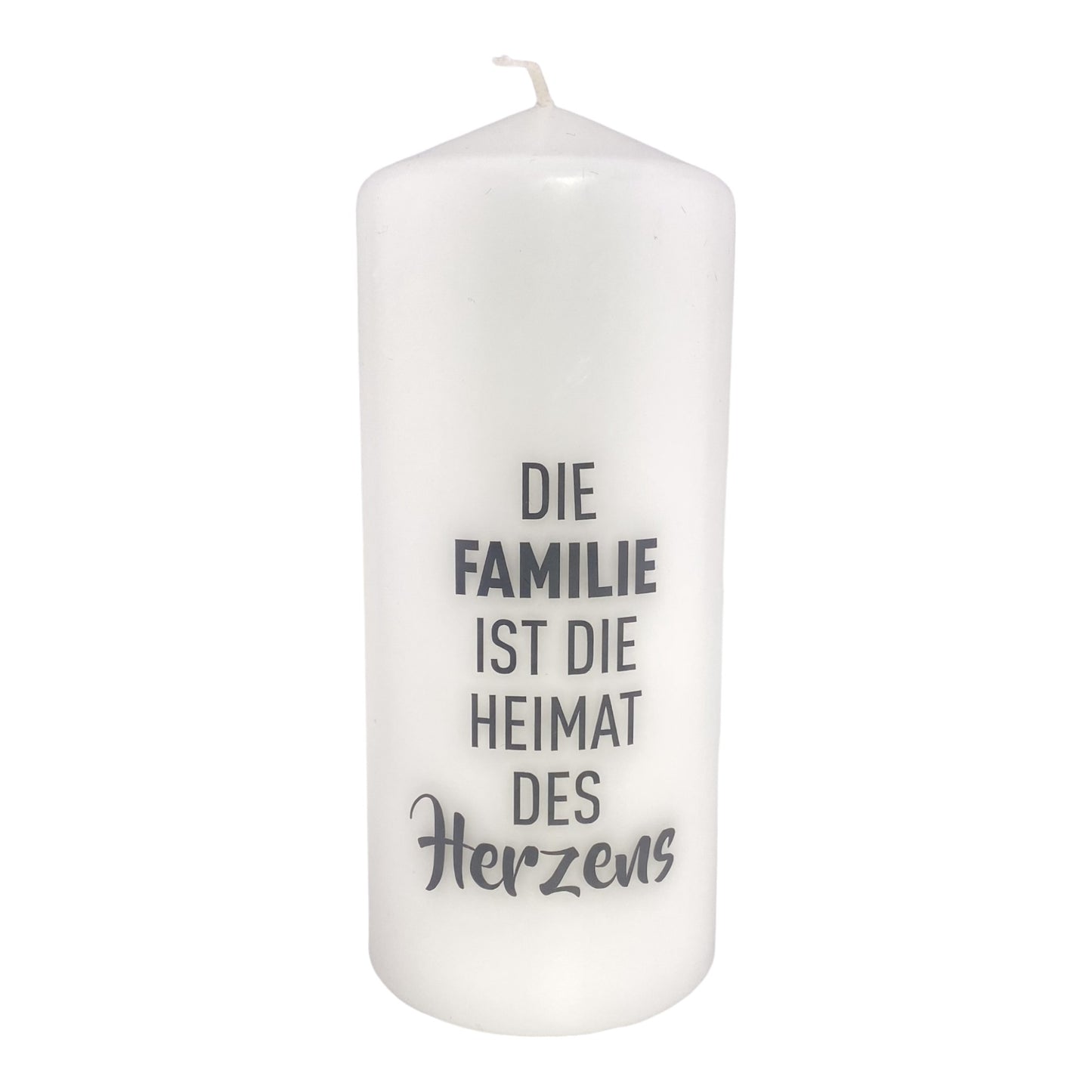 Eine große, weiße Kerze mit schwarzem Schriftzug "Die Familie ist die Heimat des Herzens". Die Dekokerze ist 18,5cm groß und vor weißem Hintergrund platziert.