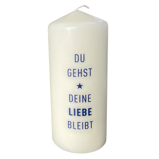 Weiße Kerze mit Spruch "Du gehst, deine Liebe bleibt"