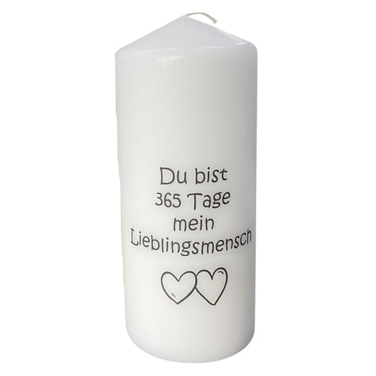 Weiße, große Stumpenkerze mit Spruch „Du bist 365 Tage mein Lieblingsmensch“ 