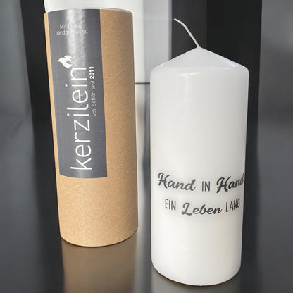 Hochzeitskerze mit Spruch „Hand in Hand ein Leben lang“ im Ambiente