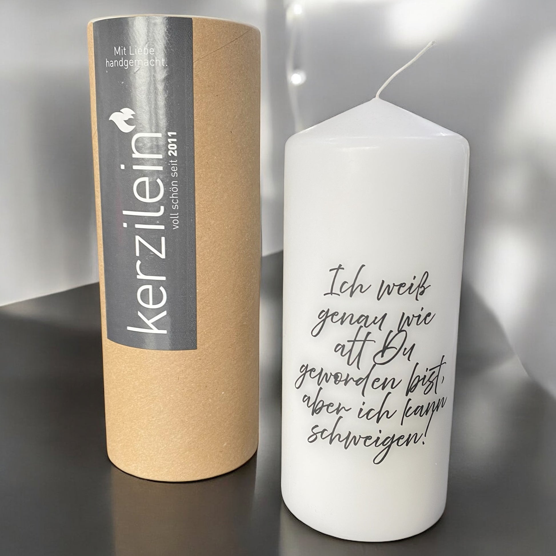 Witzige Kerze mit Geburtstagsspruch „Ich weiß wie alt du bist, aber ich kann schweigen" im Ambiente