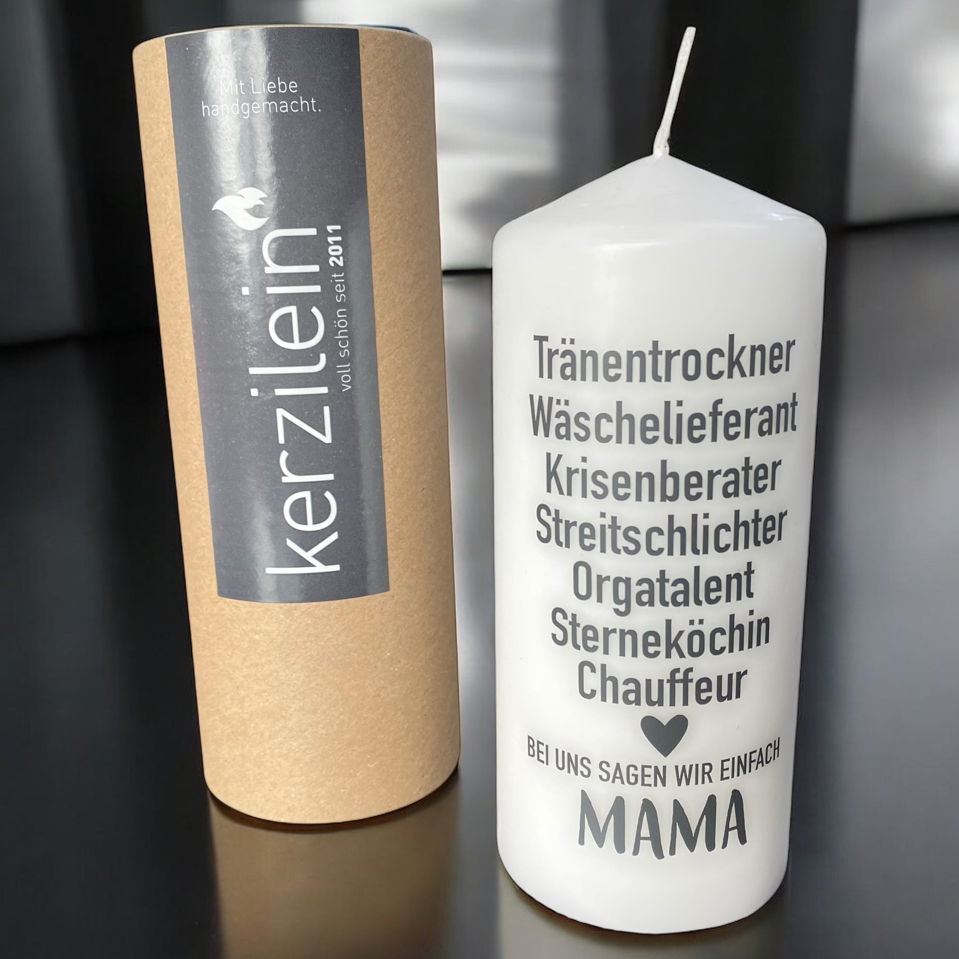 Weiße Stumpenkerze mit Spruch für Mama – Tränentrockner, Orgatalent, Sterneköchin – Geschenk zum Muttertag oder einfach als Dankeschön im Ambiente