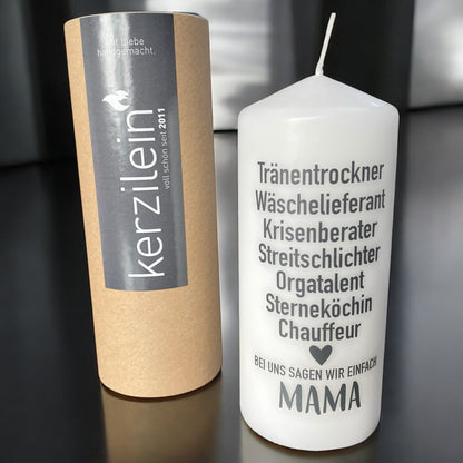 Weiße Stumpenkerze mit Spruch für Mama – Tränentrockner, Orgatalent, Sterneköchin – Geschenk zum Muttertag oder einfach als Dankeschön im Ambiente