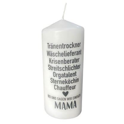 Weiße Stumpenkerze mit Spruch für Mama – Tränentrockner, Orgatalent, Sterneköchin – Geschenk zum Muttertag oder einfach als Dankeschön