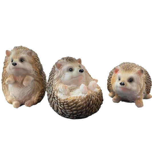 Drei realistische Igel-Figuren in verschiedenen Positionen, naturgetreue Herbstdekoration aus Kunstharz.