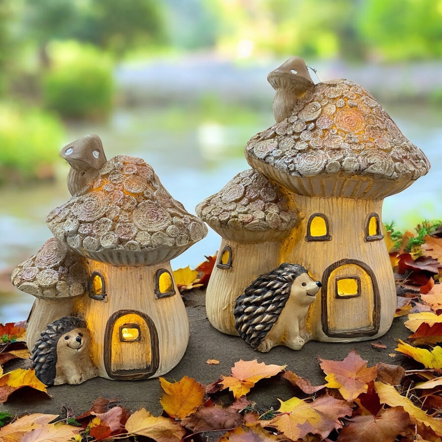 Beleuchtete Pilzhäuser mit Igeln als herbstliche Deko, stimmungsvoll zwischen buntem Herbstlaub platziert.