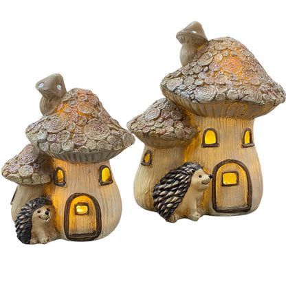 Zwei natürliche Pilzhäuser mit LED-Beleuchtung und niedlichem Igel, Herbstdekoration in zwei Größen.