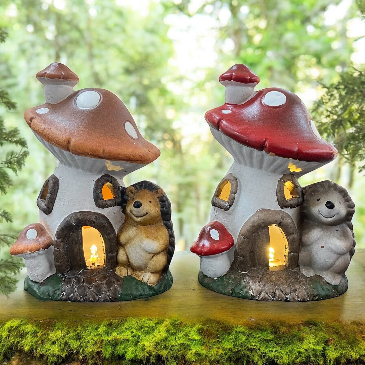Beleuchtete Pilzhäuser mit Igeln als herbstliche Dekoration, stimmungsvoll im Wald auf Moos arrangiert.