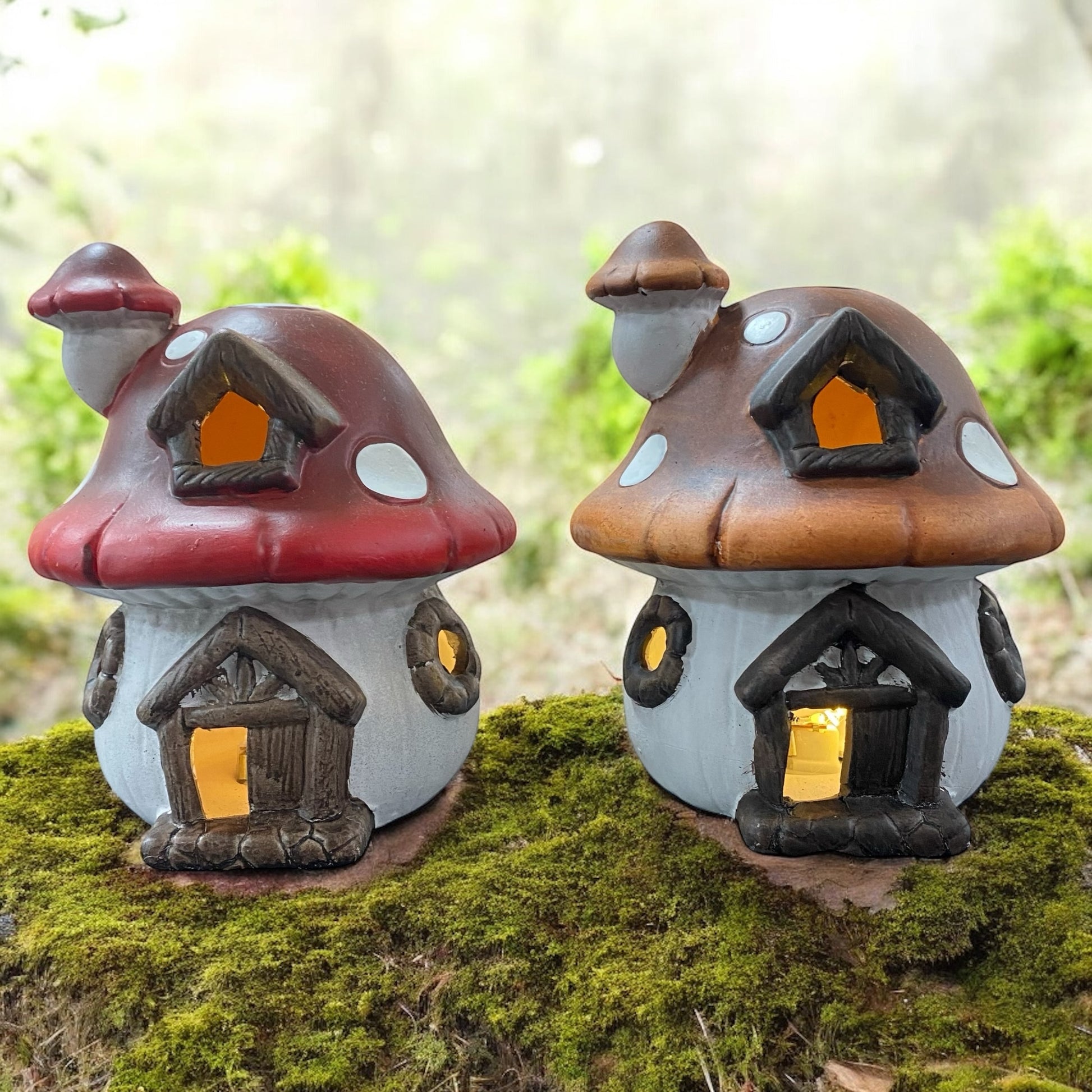 Beleuchtete Pilzhäuser in Rot und Braun als herbstliche Dekoration, stimmungsvoll platziert auf Moos im Garten.