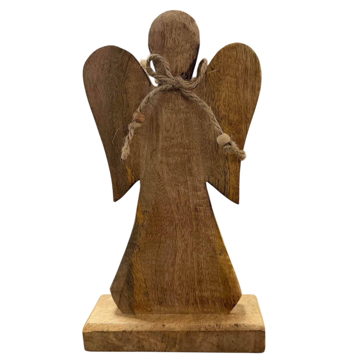 Holzfigur in Form eines stilisierten Engels auf rechteckigem Sockel. Naturbelassene Oberfläche mit sichtbarer Holzmaserung. Flügel seitlich angedeutet, am oberen Bereich eine Kordel mit kleinen Holzperlen angebracht. Freigestellt vor hellem Hintergrund.