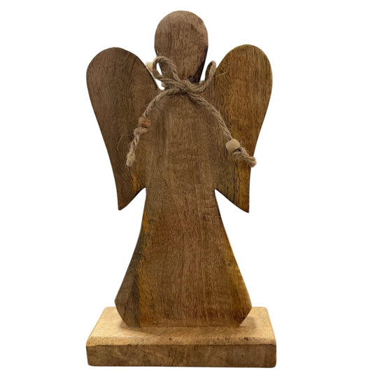 Holzfigur in Form eines stilisierten Engels auf rechteckigem Sockel. Naturbelassene Oberfläche mit sichtbarer Holzmaserung. Flügel seitlich angedeutet, am oberen Bereich eine Kordel mit kleinen Holzperlen angebracht. Freigestellt vor hellem Hintergrund.