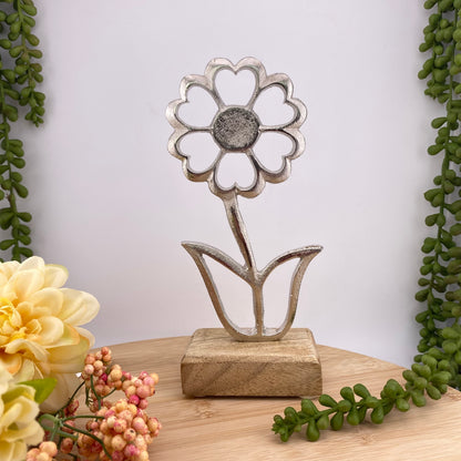 Deko Blume mit Aussparungen aus Aluminium auf Holzsockel im Ambiente platziert, 20cm groß.