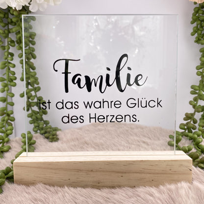 Deko Aufsteller mit Holzsockel und quadratischer Scheibe mit Aufdruck "Familie ist das wahre Glück des Lebens" im Ambiente