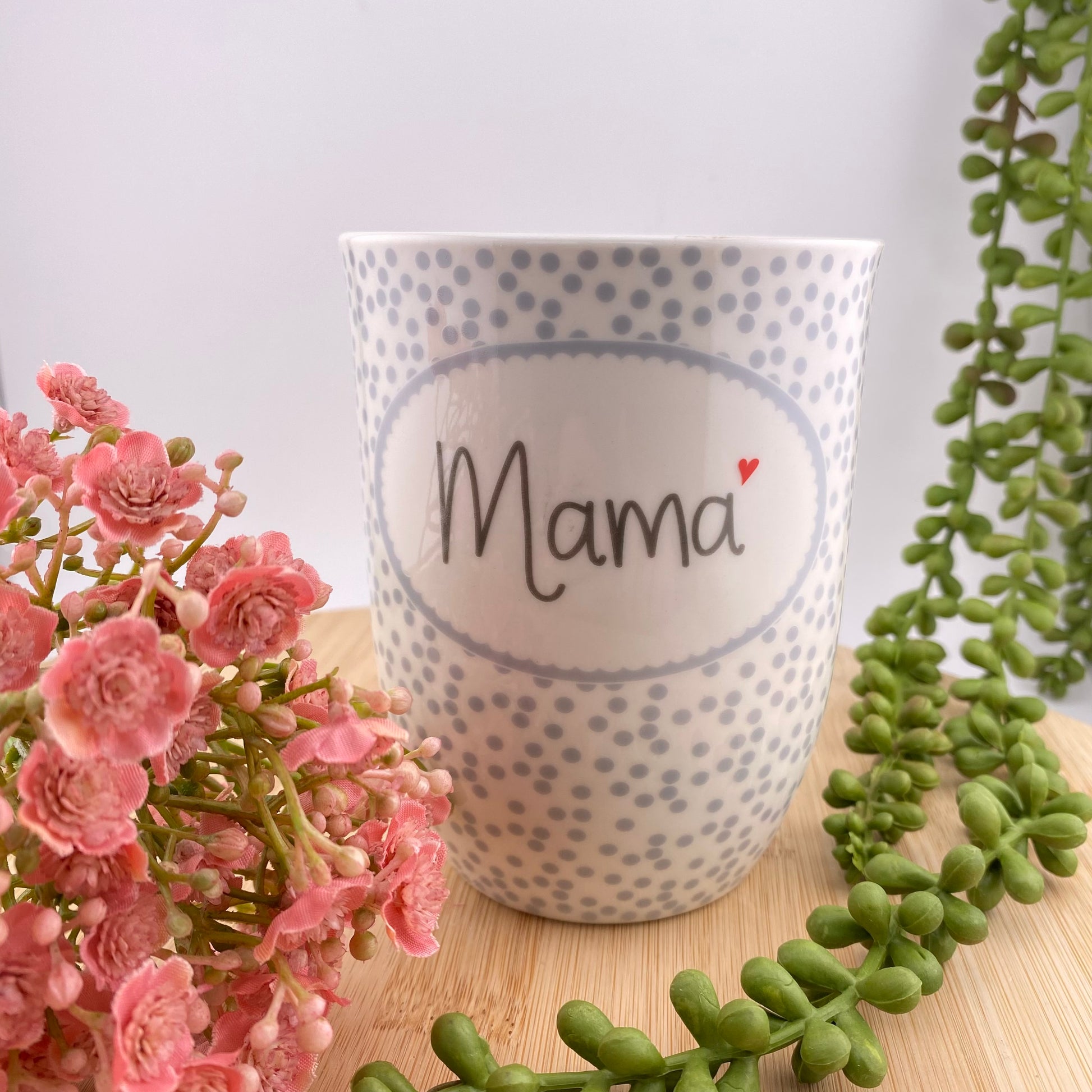 Tasse mit dem Aufdruck „Mama“ im Ambiente platziert