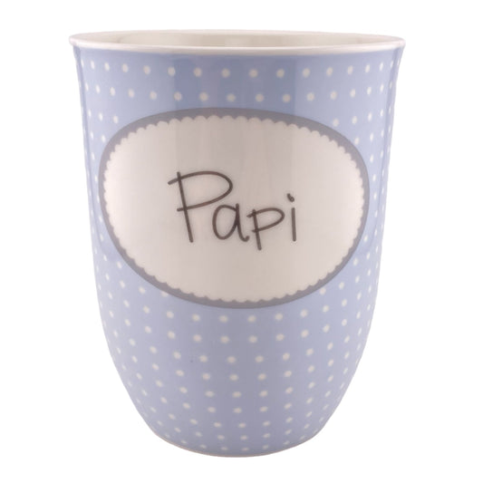 Tasse mit dem Aufdruck Papi vor weißem Hintergrund