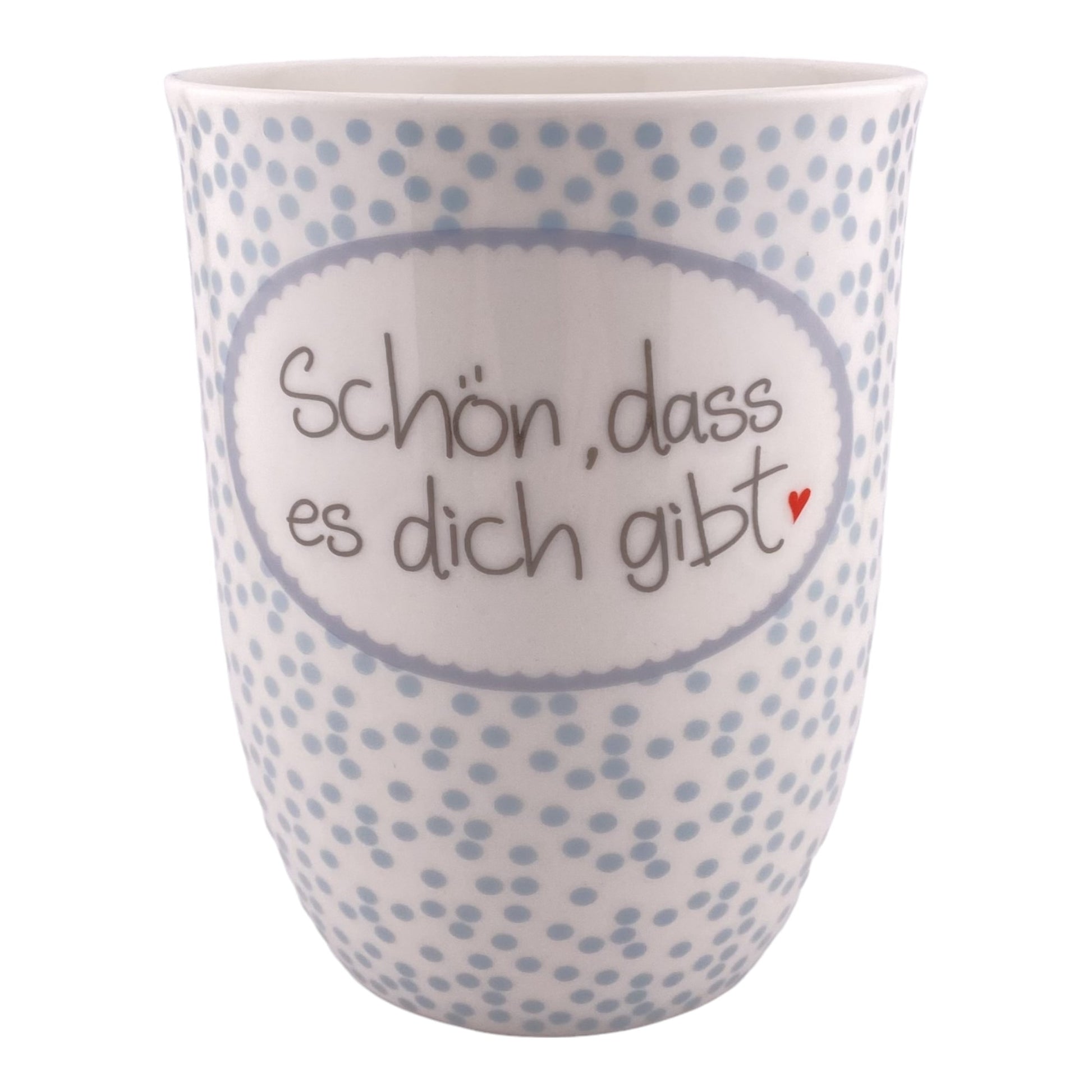 Eine blau weiß gepunktete Kaffeetasse mit Henkel und Schriftzug Schön, dass es dich gibt vor weißem Hintergrund