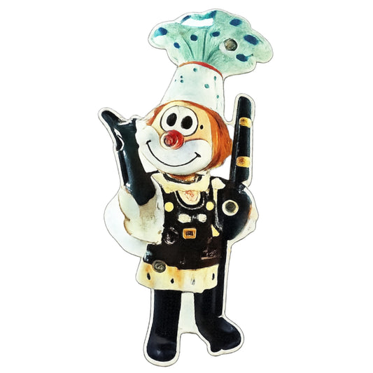 Karneval-Anstecker in Form eines Clowns als Bauer im Dreigestirn-Outfit mit roter Nase, mit integrierter LED-Beleuchtung, vor weißem Hintergrund.