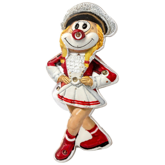 Karneval-Anstecker in Form eines Clowns im rot-weißen Funkemariechen-Outfit mit roter Nase, stehend dargestellt, mit integrierter LED-Beleuchtung, vor weißem Hintergrund.