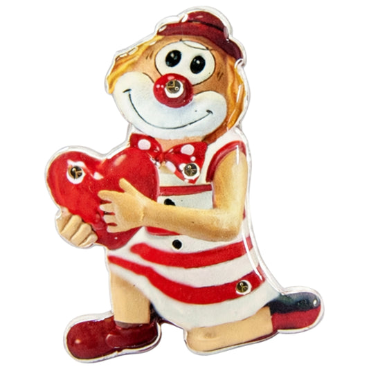 Karneval-Anstecker in Form eines knienden Clowns im rot-weißen Outfit mit roter Nase, ein Herz vor dem Körper haltend, mit integrierter LED-Beleuchtung, vor weißem Hintergrund.