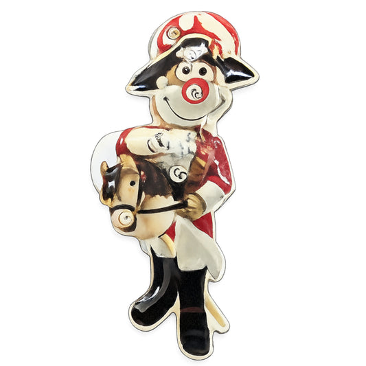 Karneval-Anstecker in Form eines Clowns im rot-weißen Reiterkorps-Outfit mit roter Nase, ein kleines Pferd haltend, mit integrierter LED-Beleuchtung, vor weißem Hintergrund