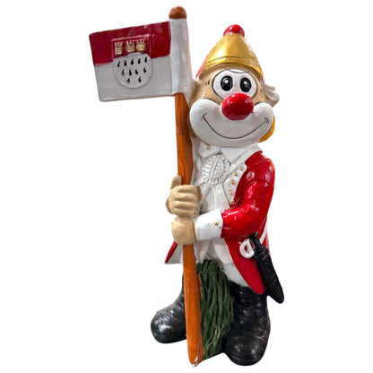 Karneval Deko Clown Die Schmitzens Fahnenträger 20 cm mit rot-weißer Fahne und goldener Mütze auf weißem Hintergrund.