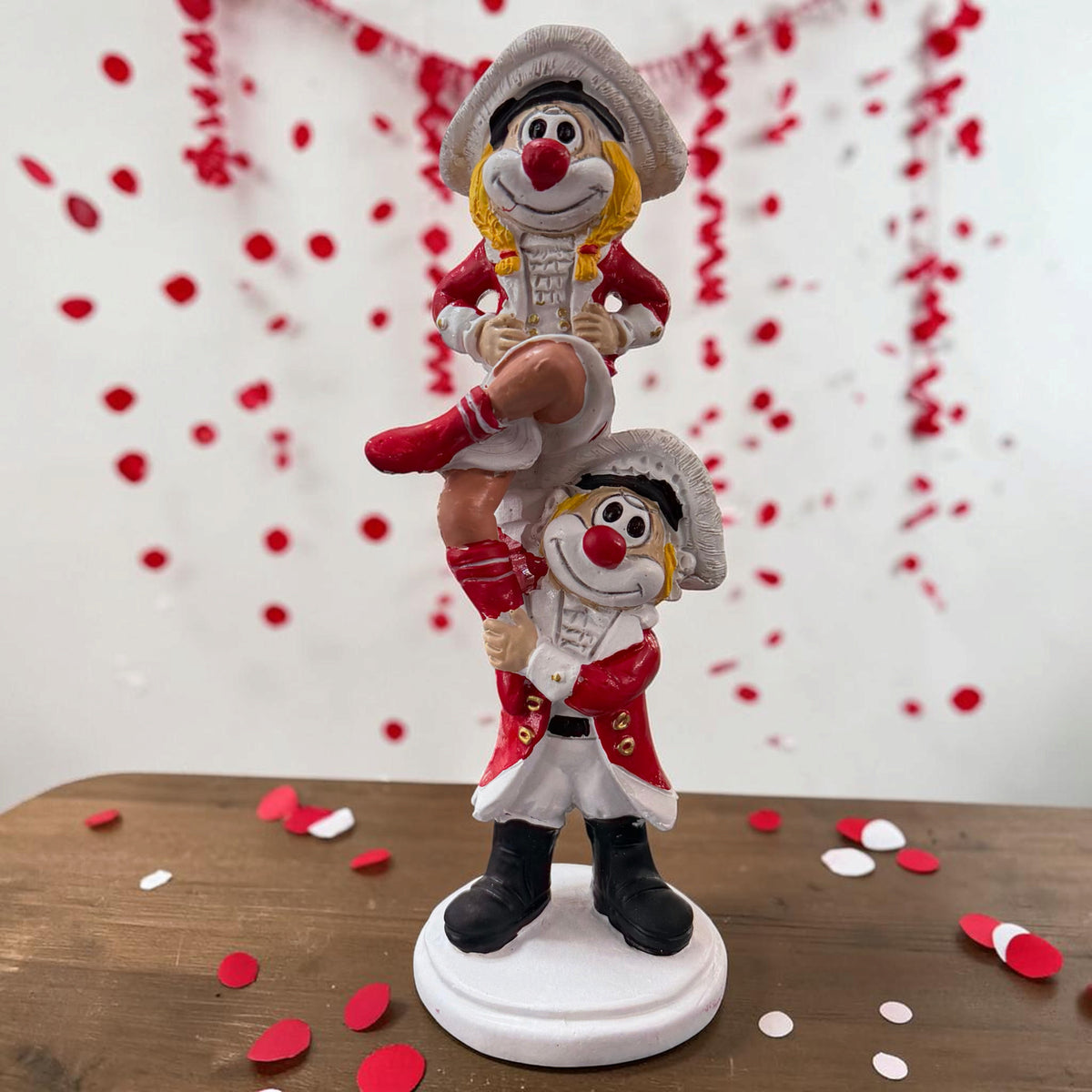 Karneval Deko Clown Die Schmitzens Hebefigur 16 cm mit zwei rot-weiß gekleideten Clowns vor Karnevalsdekoration